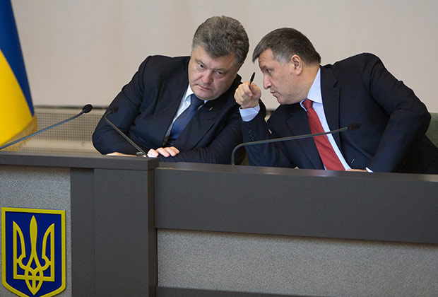 Порошенко поручил изменить в Конституции Украины статус Крыма