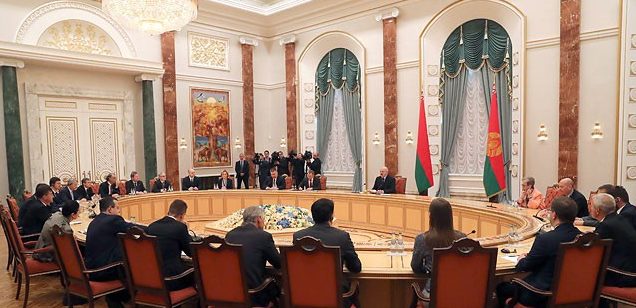 Лукашенко: для Беларуси важно сотрудничать с Востоком и Западом