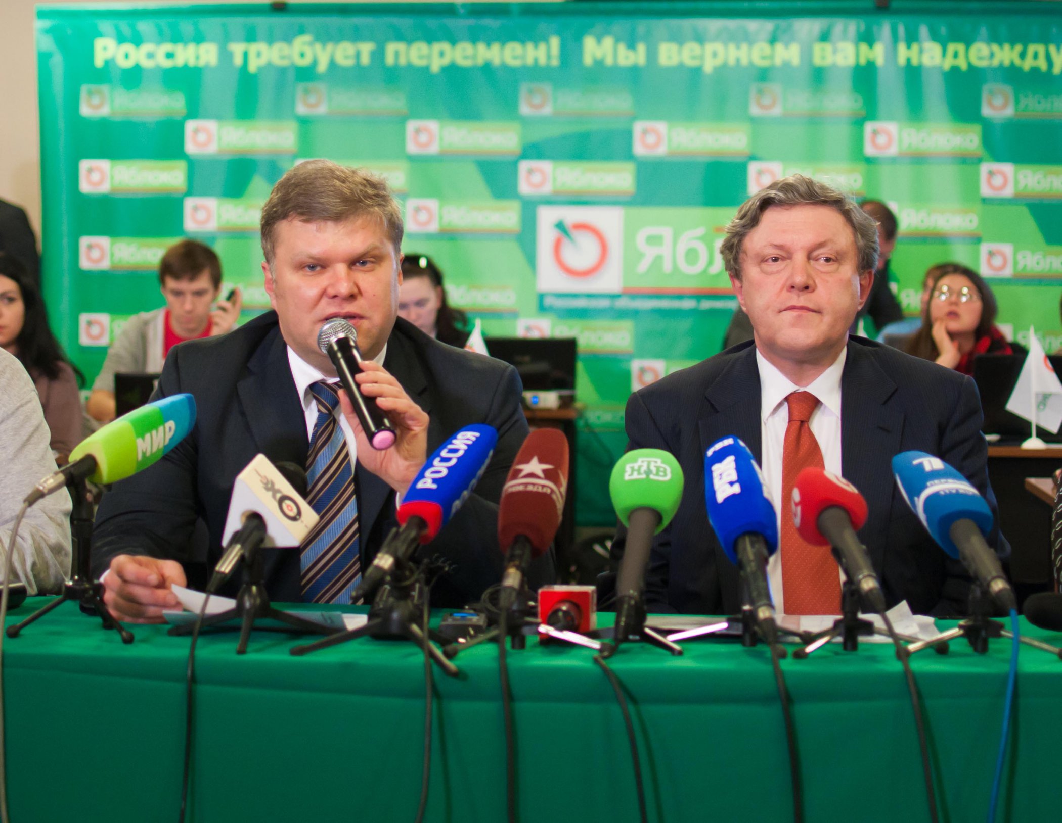 Нацпредатели из «Яблока» Митрохин и Явлинский ставят Россию под удар