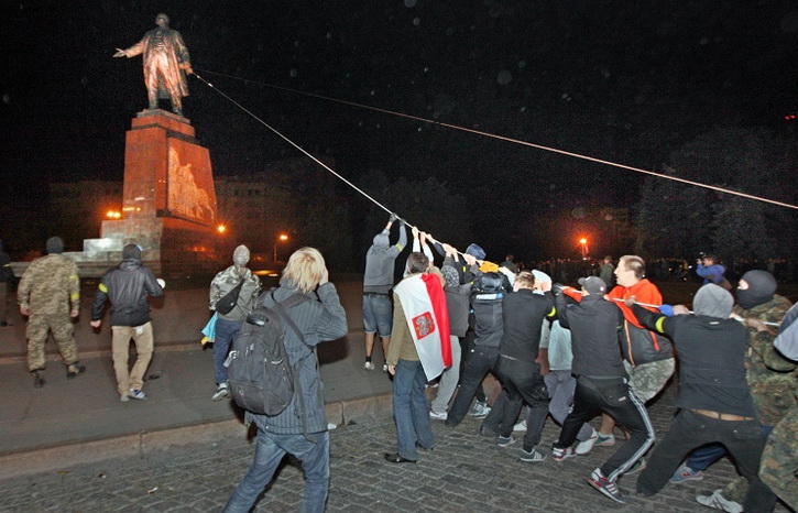 Укропогромщики заработали сотни тысяч долларов на сносе памятников Ленину