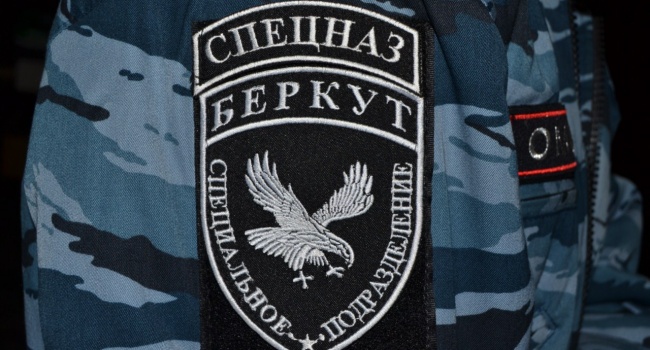 АТОшник сорвал футболку с «беркутовца» с криками: скоро будут флаги России