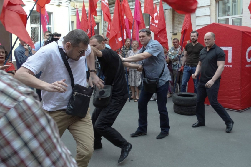 Нардепы в Киеве устроили драку