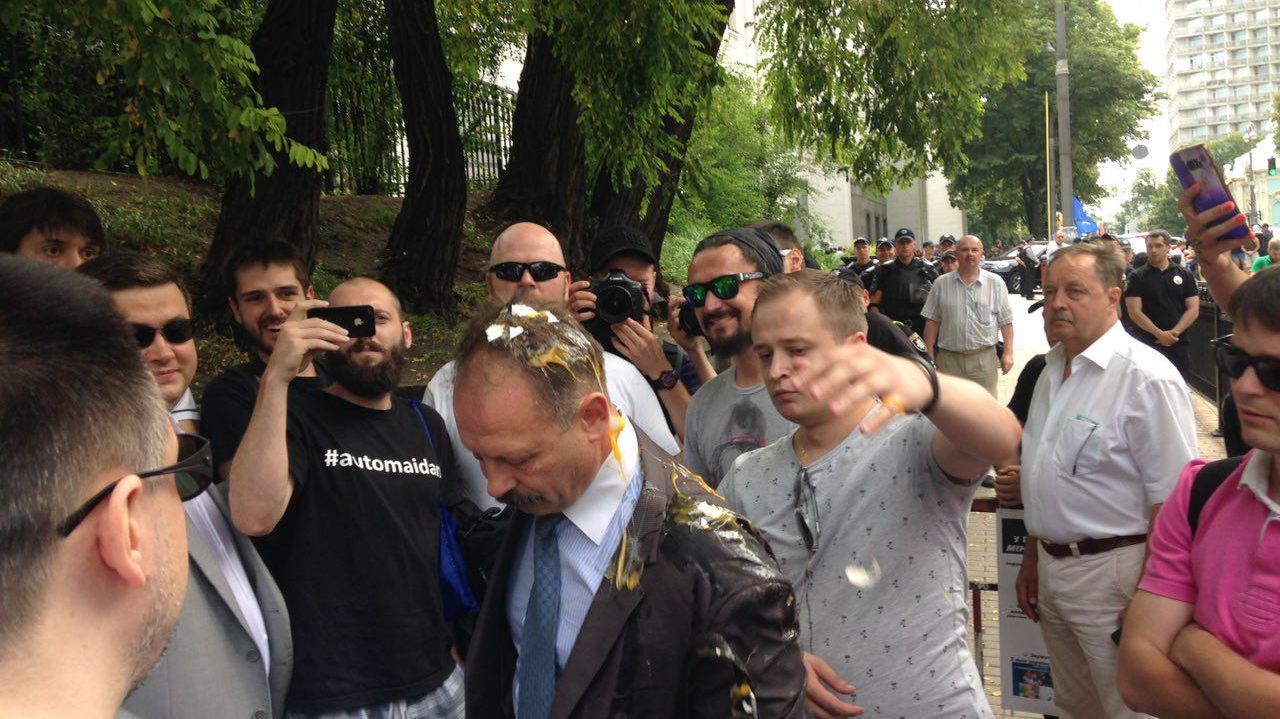 Депутату Олегу Барне разбили яйца на голове