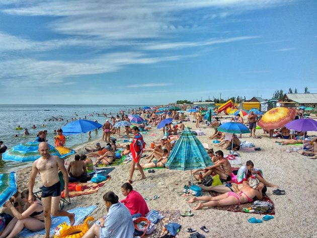 В Сети высмеяли статью укроСМИ о курорте ДНР: Их с автоматами туда сгоняют