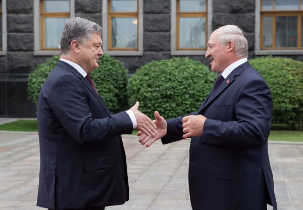 Лукашенко предлагает Украине помощь и извлекает выгоды