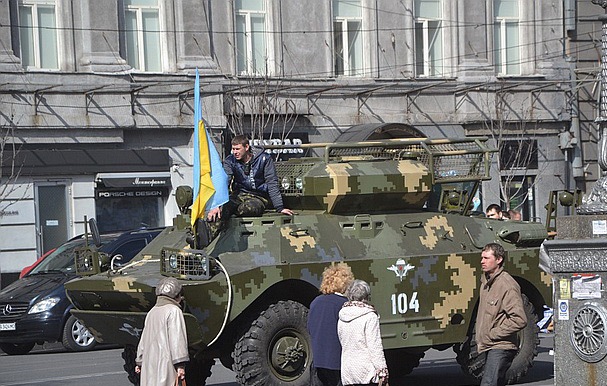 Сторонники Саакашвили выходят на Майдан: Порошенко стягивает бронетехнику