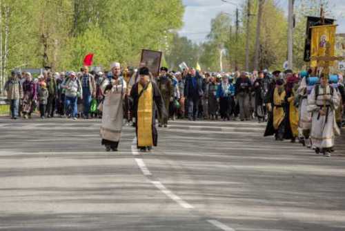 Крестный ход за мир на Украине и шествие кощунников