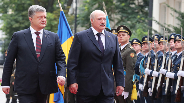На Лукашенко и Порошенко напала обнаженная украинка На Лукашенко и Порошенко напала обнаженная украинка