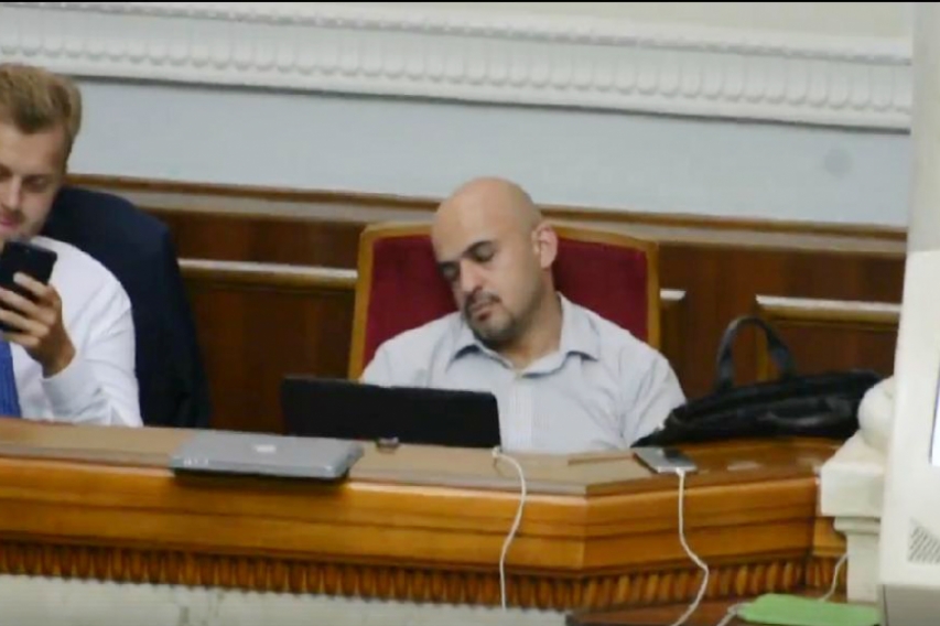 Тяжелая депутатская судьба: Нардеп Мустафа Найем спит в Верховной Раде