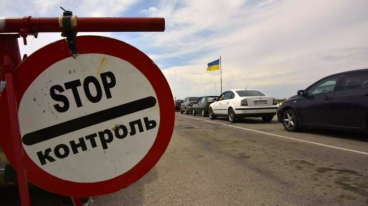 От любви до ненависти: украинцы бегут к «врагу» учиться и получать паспорта