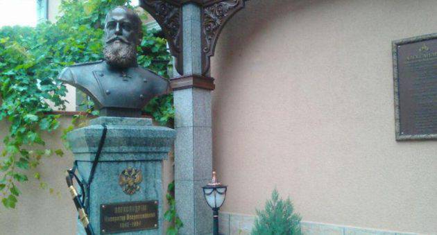 Скульптурная «зрада»: киевлянин поставил российскому царю памятник в Крыму