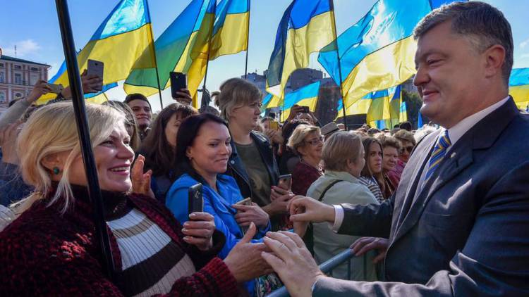Президент свихнулся окончательно: бредовая речь Порошенко на параде в Киеве