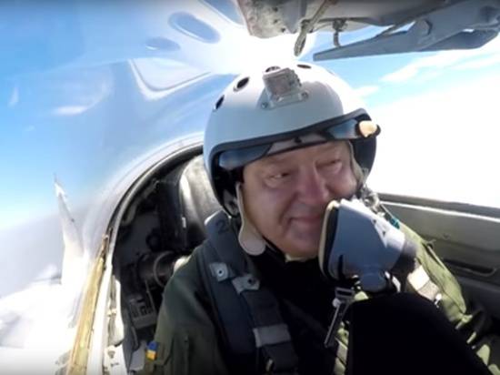 Украинцы высмеяли Порошенко за речь об авиации: свинка с крыльями