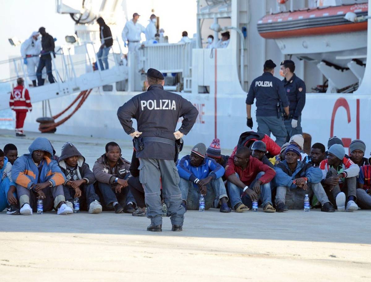 Толпы мигрантов развернули Италию вправо