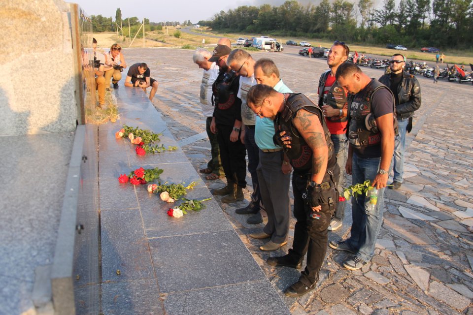Участники международного мотомарша посетили памятные места Славяносербщины