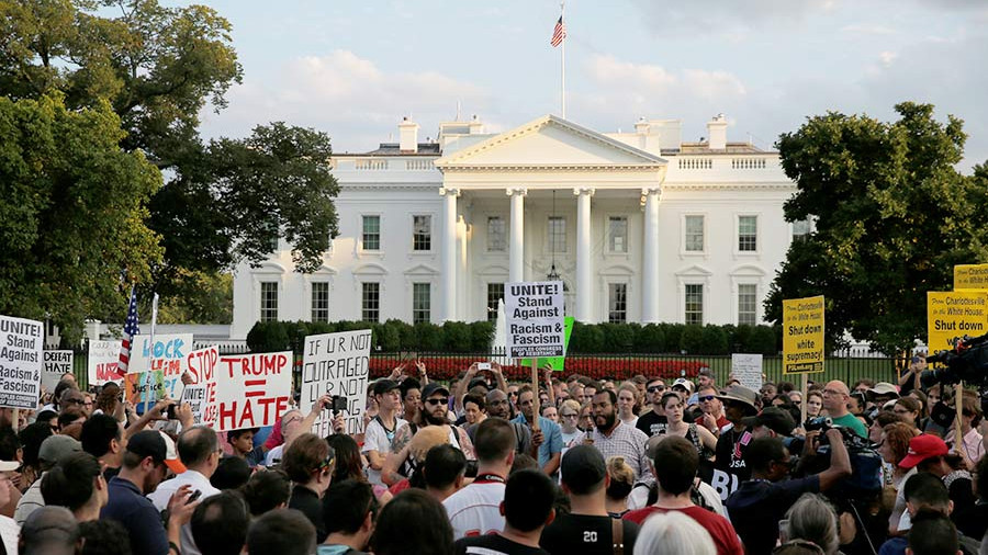 Вашингтонский майдан: американские антифа пикетируют Белый Дом