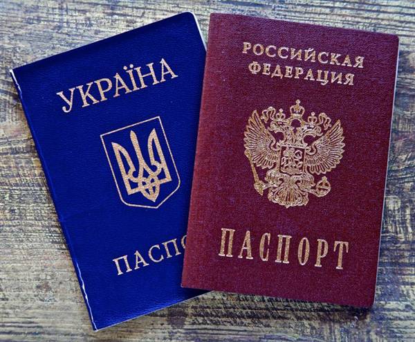 Перевоплощение в русских: украинцы в Киеве штамповали паспорта России
