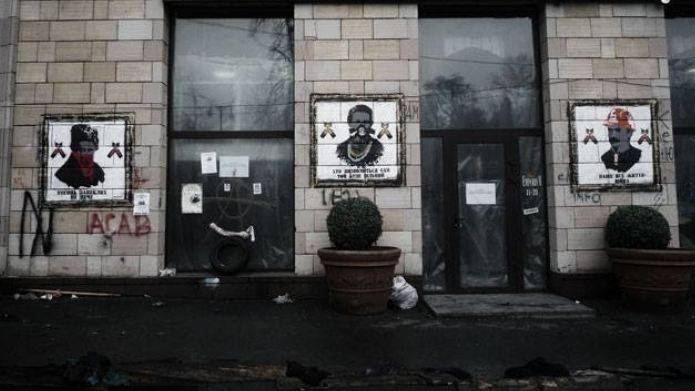 Свидомиты в ярости: в центре Киева стерли граффити времен Евромайдана