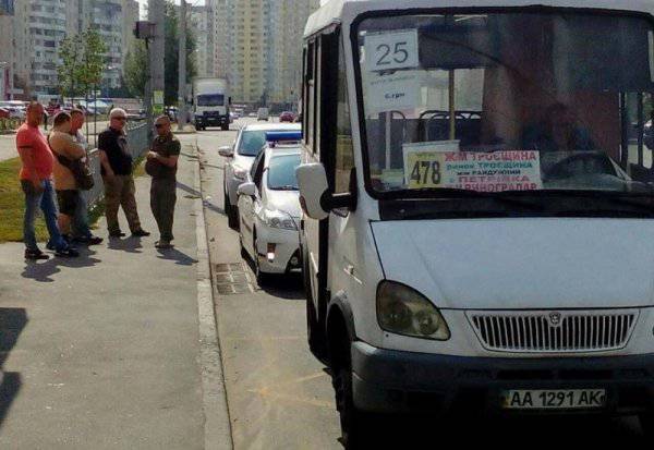 Водитель киевской маршрутки вышвырнул жену «Хероя АТО»: «Расплодились»