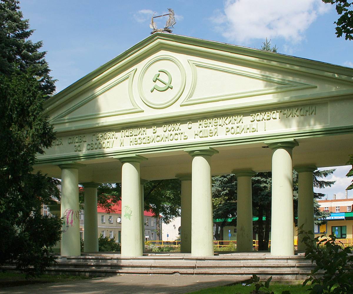 «Ни совести, ни разума»: в Польше сносят мавзолей советским воинам