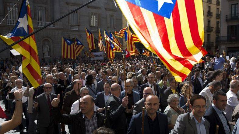 Вызванные в испанскую прокуратуру 700 мэров Каталонии митинговали за незави