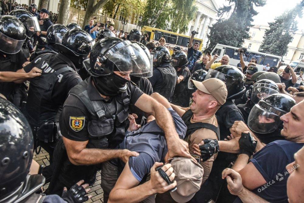 Демо-версия переворота: Националисты «захватили» мэрию Одессы
