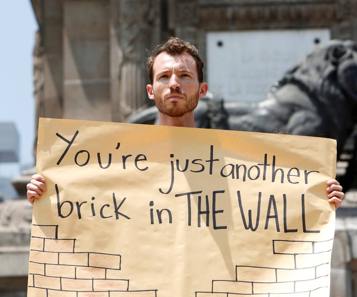 «Бетонный занавес»: В США строят прототипы стены на границе с Мексикой