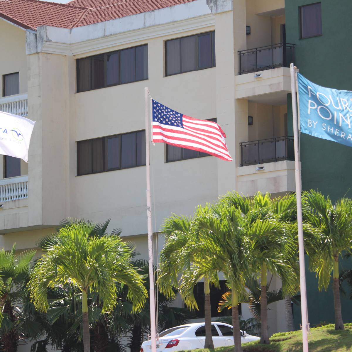 В поисках звона: США отзывают дипломатов с Кубы
