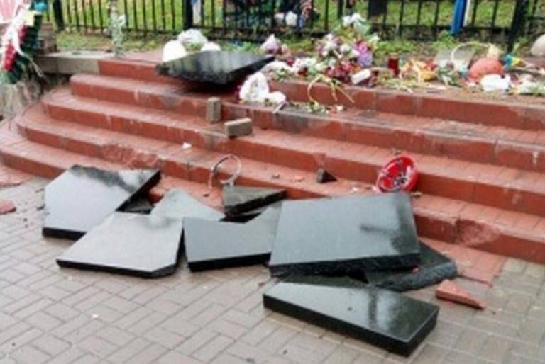 «Плыне кача»: памятники «небесной сотне» на Украине долго не стоят