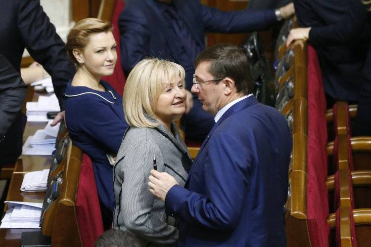 Луценко похвалил жену за оскорбление депутата