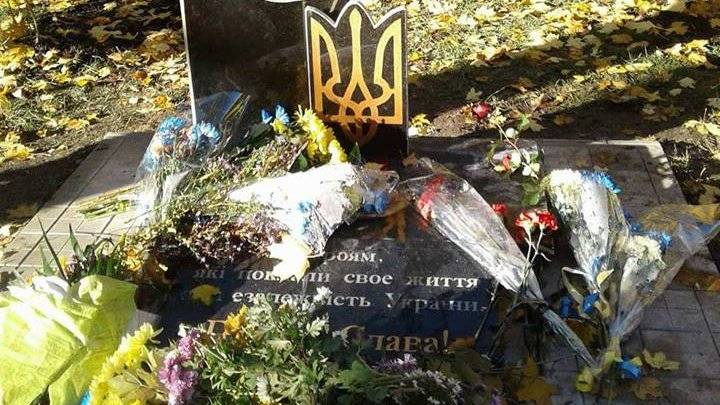 Не простоял и суток: в Донецкой области разрушили памятник бойцам АТО