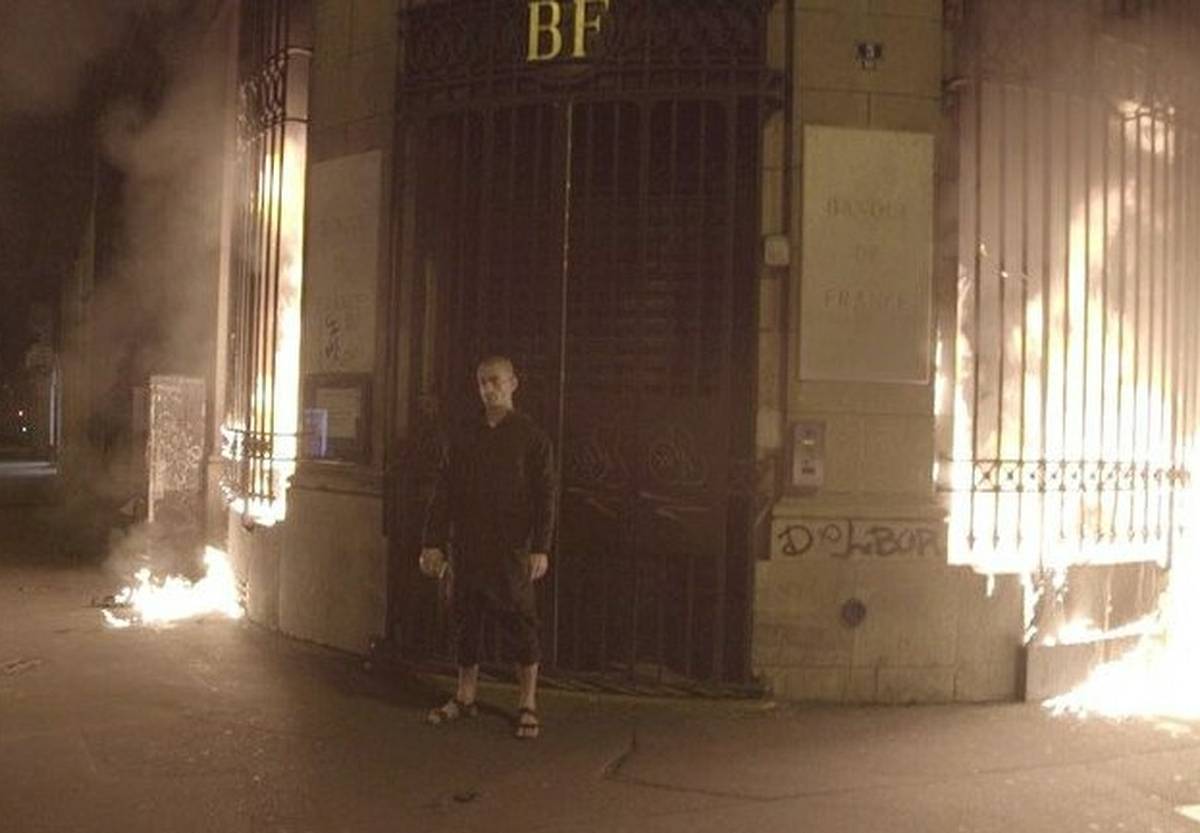 «Творение художника»: Видеозапись поджога Банка Франции Павленским