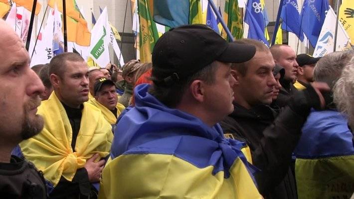 Митингующие блокируют депутатов Рады в здании, в парламенте обсуждают штурм