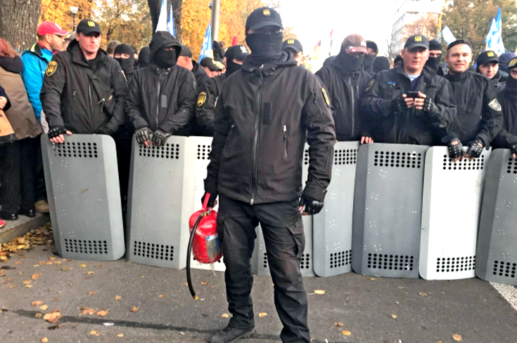 Протестующие в Киеве захватили часть правительственного квартала и вооружились