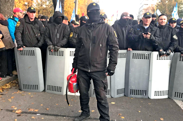 Протестующие в Киеве захватили часть правительственного квартала и вооружились Протестующие в Киеве захватили часть правительственного квартала и вооружились