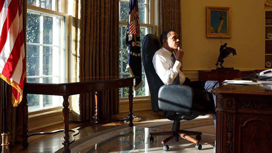 Обама использовал красную кнопку на столе для заказа чая