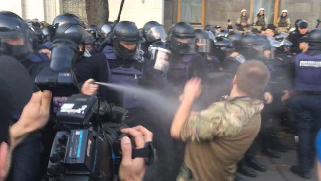 Это не Янукович: спецназ Украины лютует, избивая ногами майданщиков в Киеве