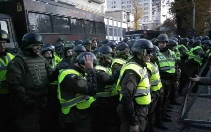 Запаниковавший Порошенко стягивает в Киев войска