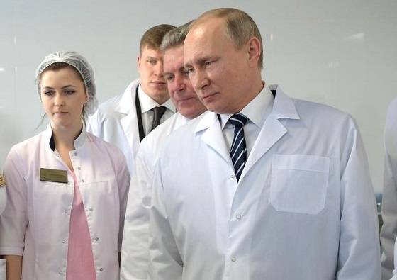 «И тебя вылечим»: Путин - доктор, готовый сделать укол заболевшей Америке