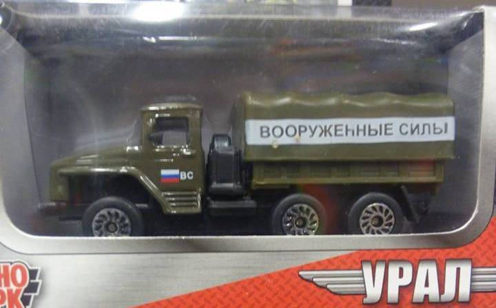 Ужас патриотки: «спецназ» и «ОМОН» стоят прямо в детском магазине Киева