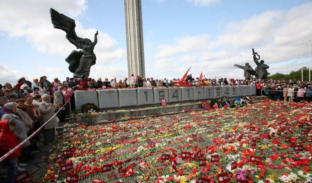 Почему монумент Освободителям в Риге так бесит националистов