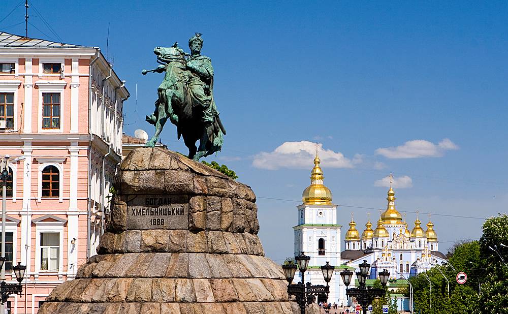 Все Ленины на Украине снесены, на очереди памятники Хмельницкому Все Ленины на Украине снесены, на очереди памятники Хмельницкому