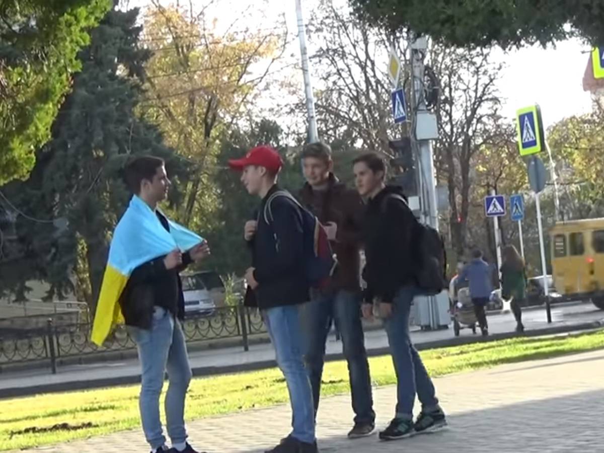 «Могут и зарезать»: Как россияне реагируют на людей с украинским флагом