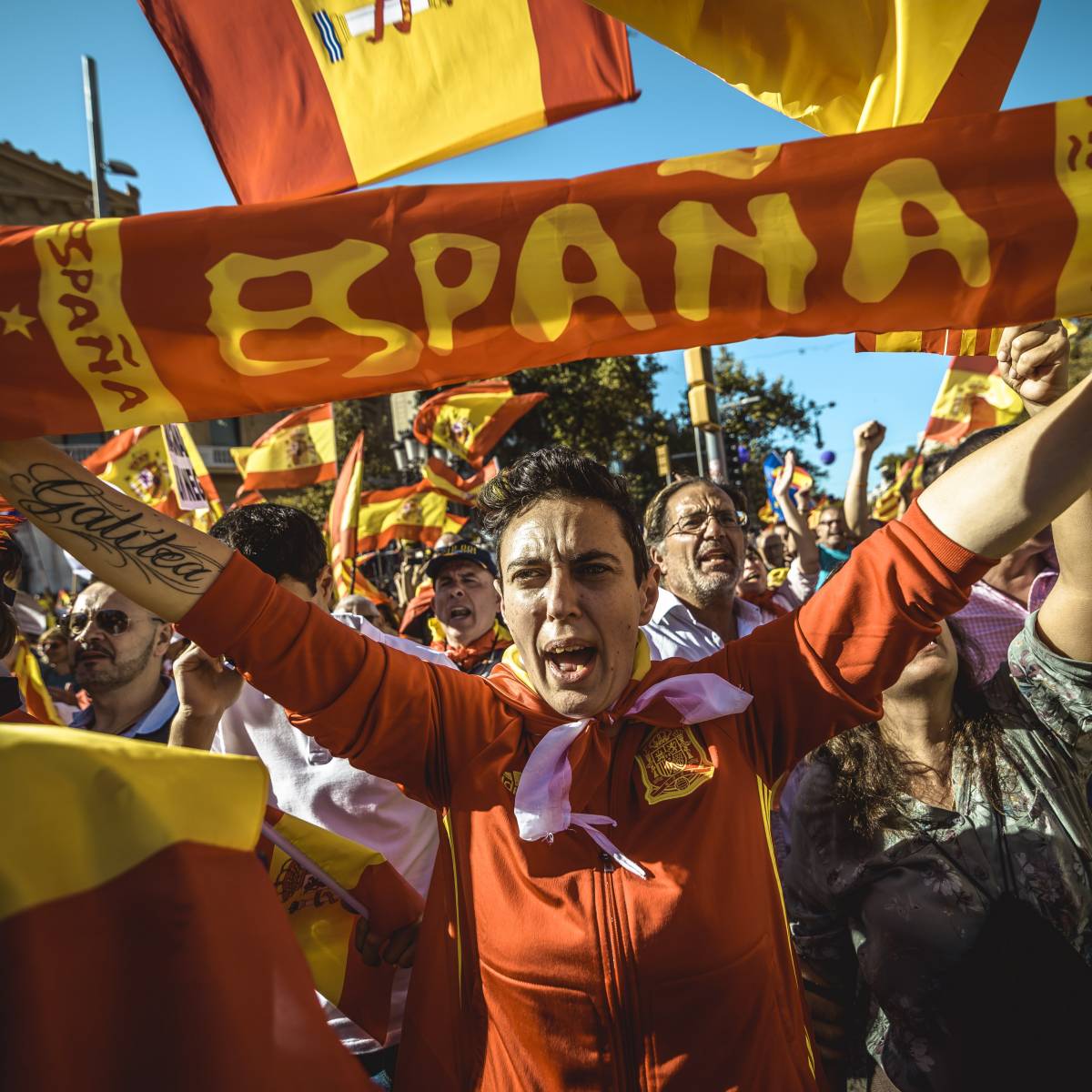 Капитуляция или маневр? Каталонский парламент распустился