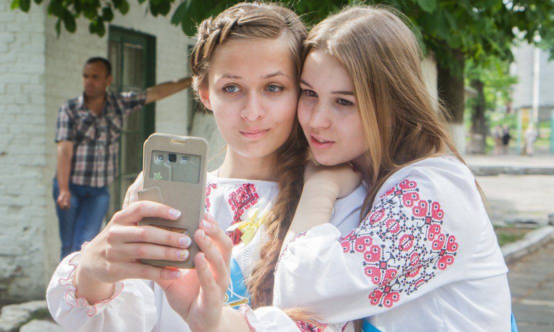 Це Европа! Украинским школьницам выдали пособия для занятия проституцией