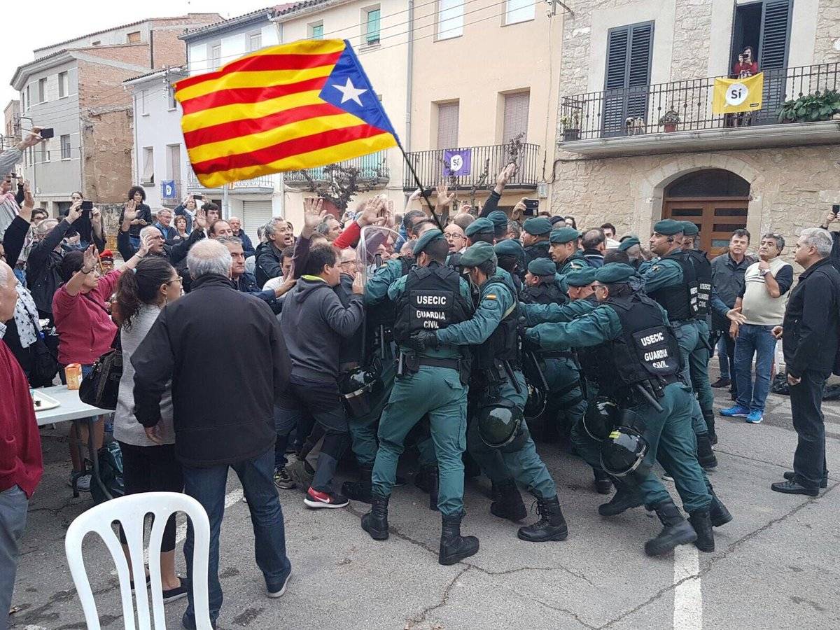 Сми испании. Полиция разгоняет митинг фото. Каталонская защита. Закрывают от пули полиция.