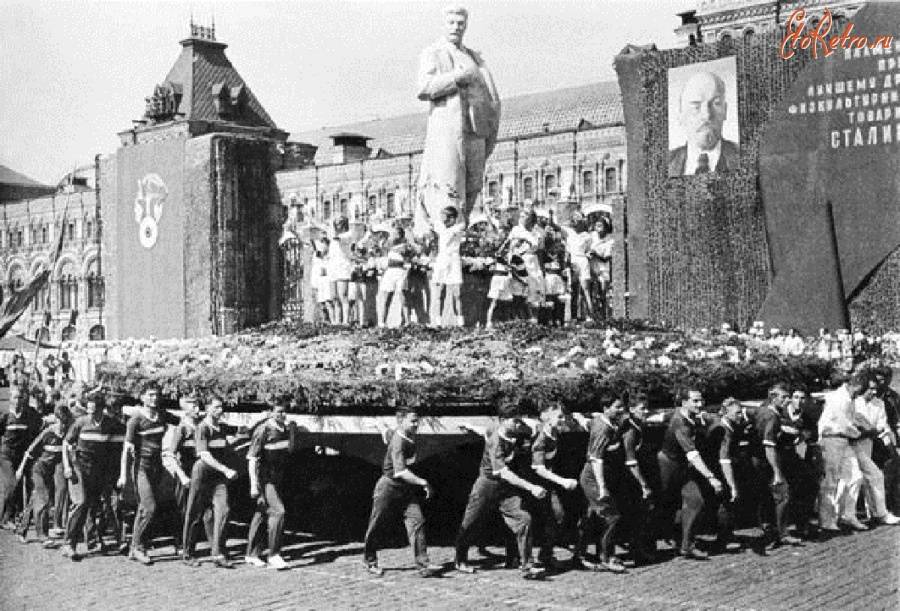 Праздничные демонстрации - крестный ход по-советски