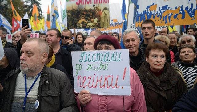 На Украине требуют внешнего управления. А оно уже там