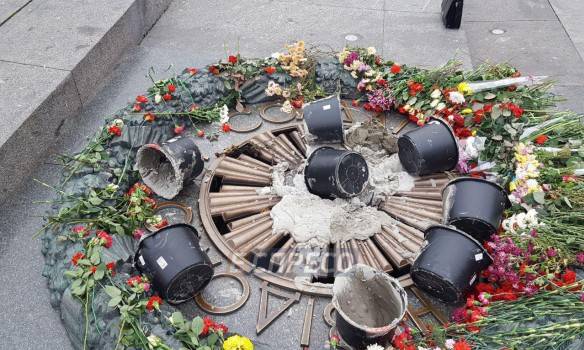 Дегенераты залили цементом Вечный огонь в Киеве