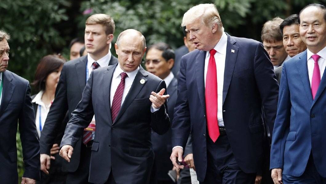 «Встреча на ногах» Путина и Трампа: Россия не заметила хамство США